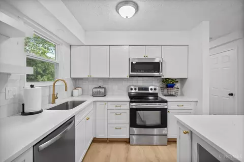 Kitchen - 3800 Spring Mill Way, Maineville, OH 45039 photo 2 of 3