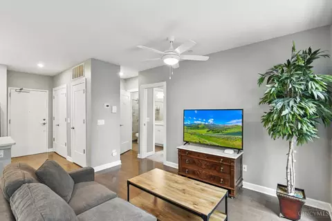 Living - 116 Fifteenth St, Cincinnati, OH 45202 photo 4 of 4