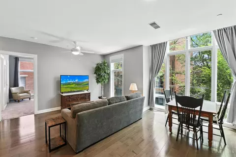 Living - 116 Fifteenth St, Cincinnati, OH 45202 photo 3 of 4