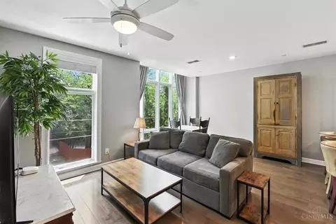 Living - 116 Fifteenth St, Cincinnati, OH 45202 photo 2 of 4