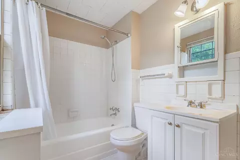 Bath - 9 Chalmers Ct, Greenhills, OH 45218 photo 2 of 2