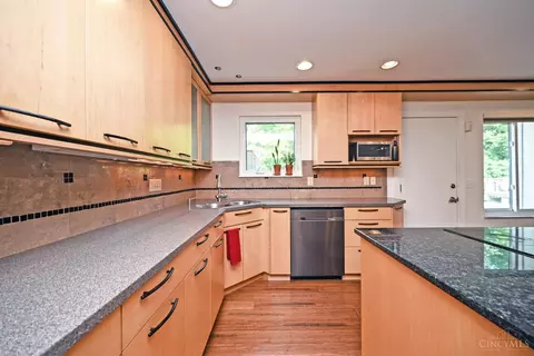 Kitchen - 2834 Deerhaven Dr, Cincinnati, OH 45244 photo 4 of 7