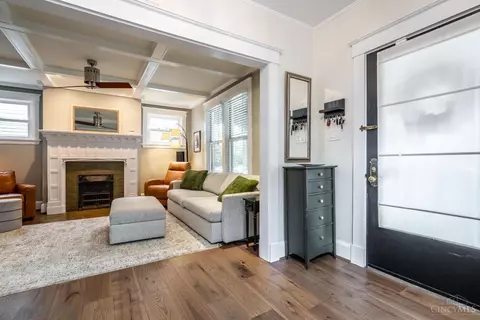 Entry Way - 3655 Stettinius Ave, Cincinnati, OH 45208 photo 1 of 2