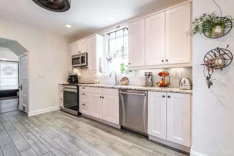 Kitchen - 3655 Stettinius Ave, Cincinnati, OH 45208 photo 2 of 6