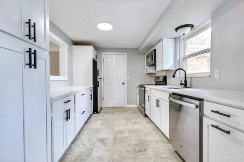 906 Shayler Rd, Cincinnati, OH 45245 photo 2