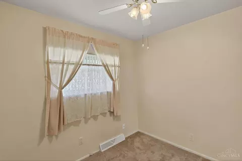 Bedroom - 2573 Adams Rd, Cincinnati, OH 45231 photo 7 of 8