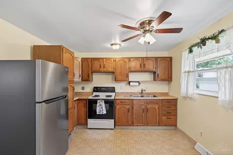 Kitchen - 2573 Adams Rd, Cincinnati, OH 45231 photo 2 of 4