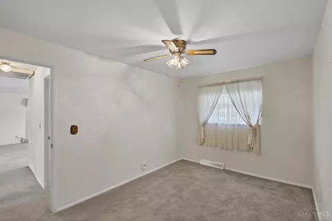 Bedroom - 2573 Adams Rd, Cincinnati, OH 45231 photo 4 of 8
