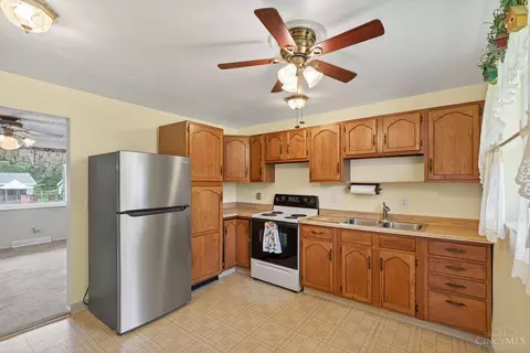 Kitchen - 2573 Adams Rd, Cincinnati, OH 45231 photo 3 of 4