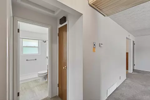Entry Way - 2573 Adams Rd, Cincinnati, OH 45231 photo 1 of 3