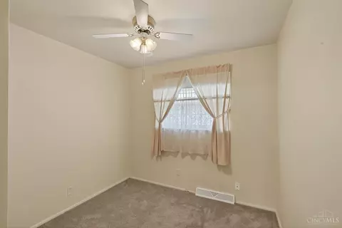 Bedroom - 2573 Adams Rd, Cincinnati, OH 45231 photo 6 of 8