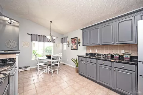 Kitchen - 4154 Fieldsedge Dr, Mason, OH 45040 photo 4 of 8
