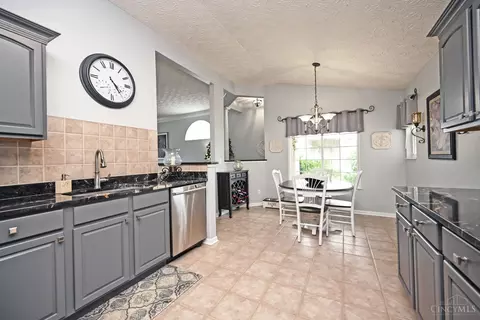 Kitchen - 4154 Fieldsedge Dr, Mason, OH 45040 photo 3 of 8