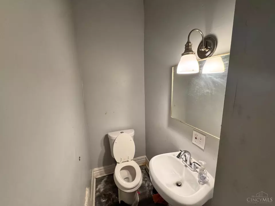 Bath - 924 Findlay St, Cincinnati, OH 45214 photo 1 of 4