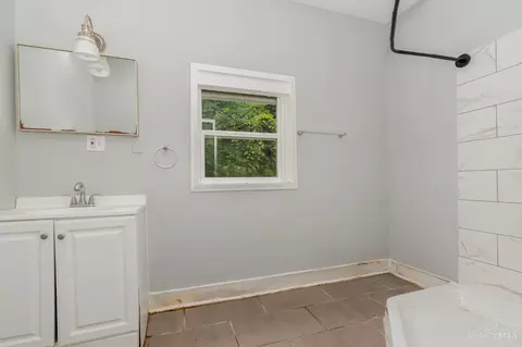 Bath - 924 Findlay St, Cincinnati, OH 45214 photo 4 of 4