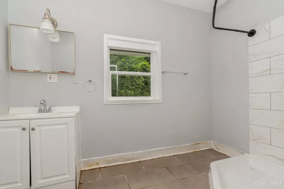 Bath - 924 Findlay St, Cincinnati, OH 45214 photo 4 of 4