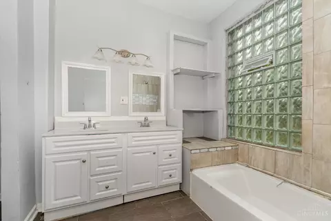 Bath - 924 Findlay St, Cincinnati, OH 45214 photo 3 of 4