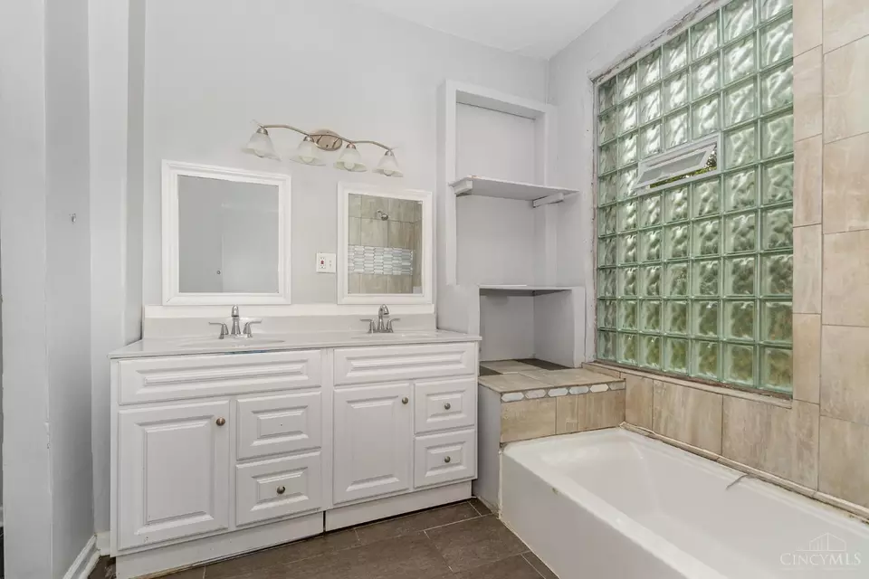 Bath - 924 Findlay St, Cincinnati, OH 45214 photo 3 of 4