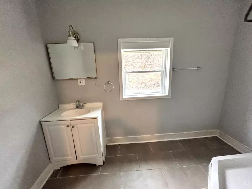 Bath - 924 Findlay St, Cincinnati, OH 45214 photo 2 of 4
