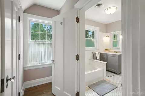 Entry Way - 6468 Ridge Rd, Cincinnati, OH 45213 photo 8 of 8