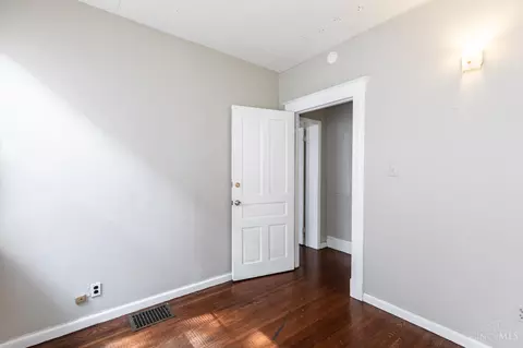 Bedroom - 276 Emming St, Cincinnati, OH 45219 photo 4 of 7