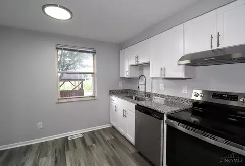 Kitchen - 6500 Amber Ct, Mason, OH 45040 photo 4 of 6