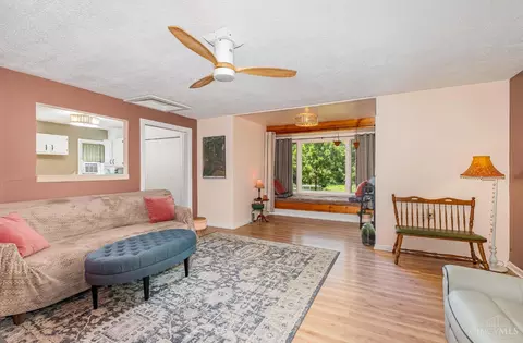 Living - 13970 Sinking Spring Rd, Peebles, OH 45660 photo 2 of 4