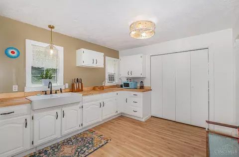 Kitchen - 13970 Sinking Spring Rd, Peebles, OH 45660 photo 4 of 5