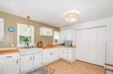 Kitchen - 13970 Sinking Spring Rd, Peebles, OH 45660 photo 3 of 5