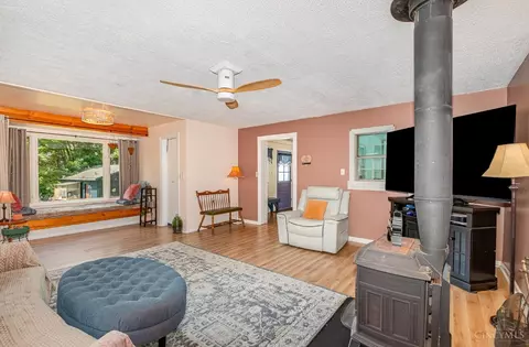 Living - 13970 Sinking Spring Rd, Peebles, OH 45660 photo 3 of 4