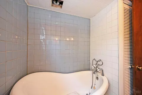 Bath - 3513 Fyffe Ave, Cincinnati, OH 45211 photo 3 of 5
