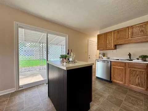 Kitchen - 1465 Broadview Ct, Mason, OH 45040 photo 3 of 8