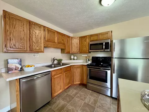 Kitchen - 1465 Broadview Ct, Mason, OH 45040 photo 2 of 8