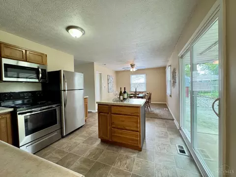 Kitchen - 1465 Broadview Ct, Mason, OH 45040 photo 7 of 8