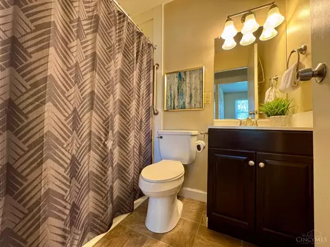 Bath - 1465 Broadview Ct, Mason, OH 45040 photo 1 of 2