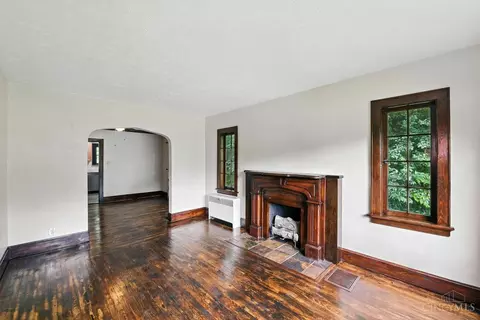 Living - 3369 Meyer Pl, Cincinnati, OH 45211 photo 6 of 7