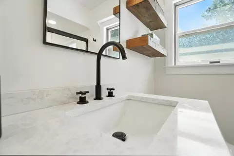 Bath - 4101 Sherel Ln, Cincinnati, OH 45209 photo 3 of 7