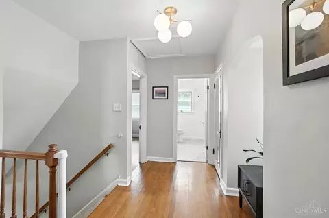 Entry Way - 4101 Sherel Ln, Cincinnati, OH 45209 photo 7 of 11