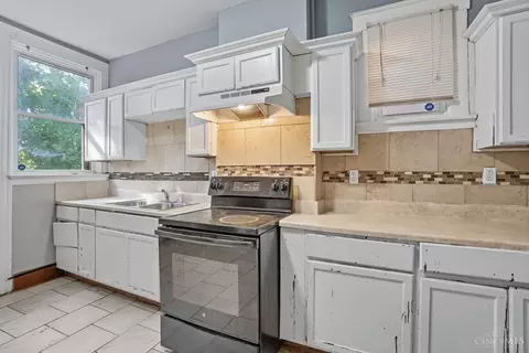 Kitchen - 3121 Harvard Ave, Cincinnati, OH 45207 photo 2 of 2