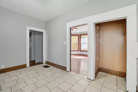 Entry Way - 3121 Harvard Ave, Cincinnati, OH 45207 photo 3 of 4