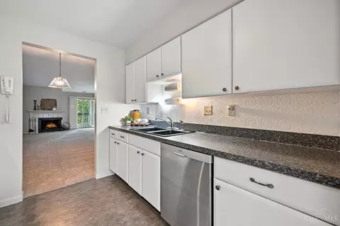 Kitchen - 1285 Ebenezer Rd, Cincinnati, OH 45233 photo 4 of 5