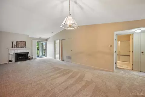 Living - 1285 Ebenezer Rd, Cincinnati, OH 45233 photo 3 of 4