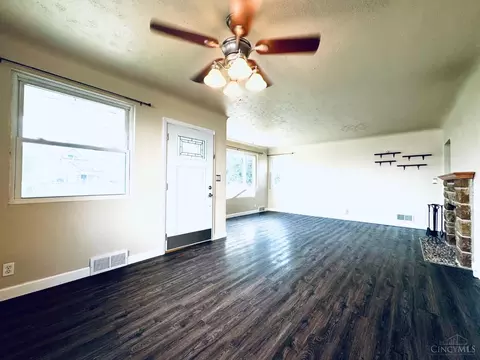 Living - 116 Eggerding Dr, Lockland, OH 45215 photo 2 of 4