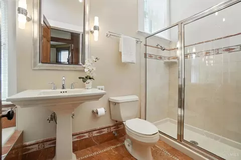 Bath - 2728 Hackberry St, Cincinnati, OH 45206 photo 1 of 8