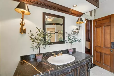 Bath - 2728 Hackberry St, Cincinnati, OH 45206 photo 4 of 8