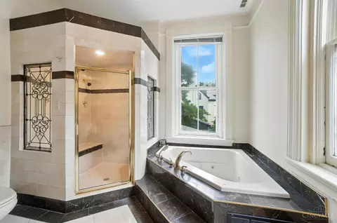 Bath - 2728 Hackberry St, Cincinnati, OH 45206 photo 5 of 8