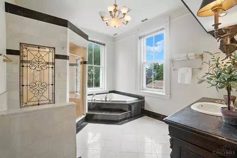 Bath - 2728 Hackberry St, Cincinnati, OH 45206 photo 2 of 8
