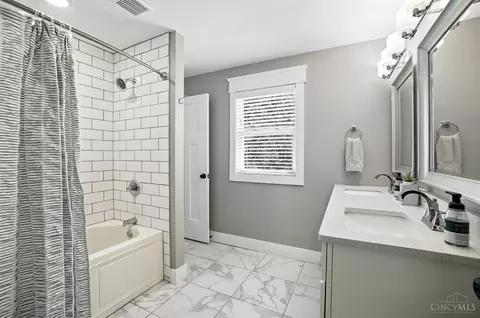 Bath - 10007 Windzag Ln, Montgomery, OH 45242 photo 6 of 10