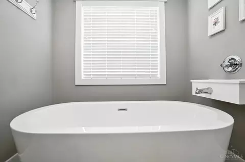 Bath - 10007 Windzag Ln, Montgomery, OH 45242 photo 5 of 10