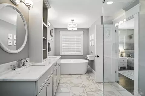 Bath - 10007 Windzag Ln, Montgomery, OH 45242 photo 3 of 10